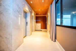 a hallway of a building with a long corridor at ＴＨＥ ＯＮＥ Studio! A Vɪʙᴇ Pᴇʀғᴇɪᴛᴀ ɴᴏ Lɪɴs C/Ar Cond in Curitiba