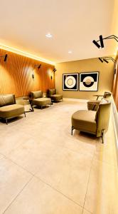 a waiting room with couches and chairs in a building at ＴＨＥ ＯＮＥ Studio! A Vɪʙᴇ Pᴇʀғᴇɪᴛᴀ ɴᴏ Lɪɴs C/Ar Cond in Curitiba