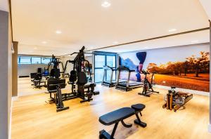 a gym with treadmills elliptical machines and a mural at ＴＨＥ ＯＮＥ Studio! A Vɪʙᴇ Pᴇʀғᴇɪᴛᴀ ɴᴏ Lɪɴs C/Ar Cond in Curitiba