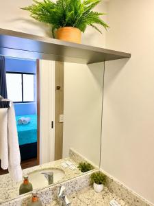a mirror above a sink in a bathroom at ＴＨＥ ＯＮＥ Studio! A Vɪʙᴇ Pᴇʀғᴇɪᴛᴀ ɴᴏ Lɪɴs C/Ar Cond in Curitiba +19 photos