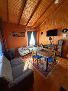 a living room with a table and a couch at Cabaña el ricky in Cabrero