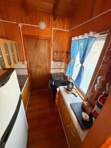 an overhead view of a small kitchen with a window at Cabaña el ricky in Cabrero