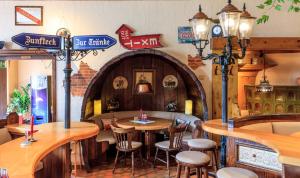 Un restaurante con una mesa y sillas en una habitación. en Hirschen Apartments, en Oberreute