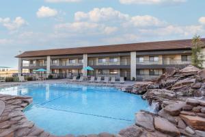 a hotel with a swimming pool in front of a building at Best Western Foothills Inn in Mountain Home