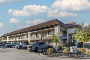 a building with a truck parked in a parking lot at Best Western Foothills Inn in Mountain Home