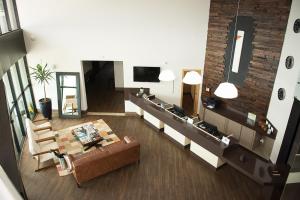 una vista dall'alto di un soggiorno con un divano di Ives Hotel a Costa Rica