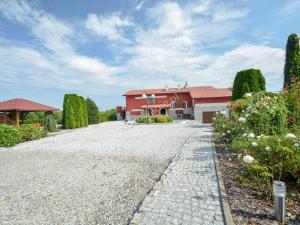 an empty driveway in front of a red building at Agroturystyka U Marty in Trzcinica