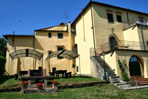 ein großes Haus mit einer Treppe, die dorthin führt in der Unterkunft Villa Marisel in Gricignano