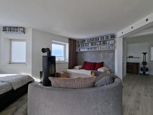 ein Wohnzimmer mit Sofa und Bett in der Unterkunft Franziska in Schwoich