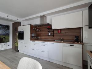 eine Küche mit weißen Schränken und einer Spüle in der Unterkunft Franziska in Schwoich + 4 Fotos