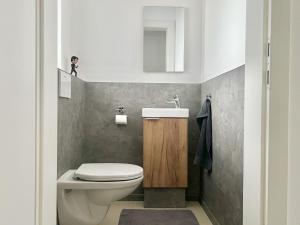 ein kleines Badezimmer mit Toilette und Waschbecken in der Unterkunft Franziska in Schwoich
