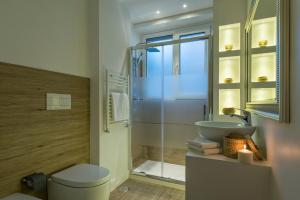 Koupelna v ubytování Aruna Suites + 22 fotografií