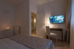 Postel nebo postele na pokoji v ubytování Aruna Suites