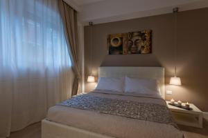 Postel nebo postele na pokoji v ubytování Aruna Suites