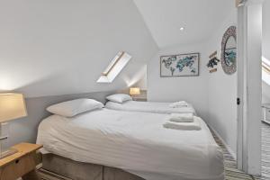 a bedroom with a bed with white sheets and pillows at 2 Bed in Alkham oc-v34789 in Swingfield