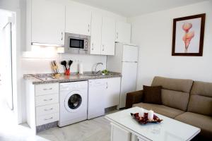 a kitchen with a washer and dryer in a living room at Apartamento Andalucía in Benalmádena