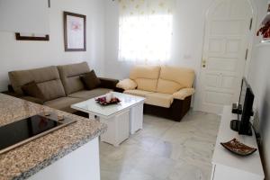 a living room with a couch and a table at Apartamento Andalucía in Benalmádena