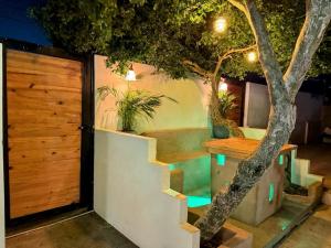 a room with a wooden table and a tree at Arubaapartamentos in Oranjestad +8 photos