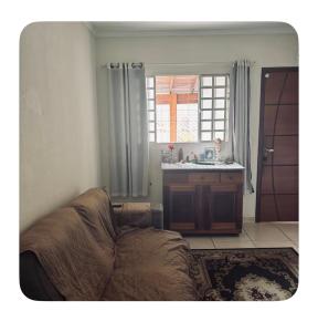 a living room with a couch and a sink at Raquel in Londrina