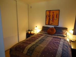a bedroom with a bed and a painting on the wall at Vechtdal Chalet de Eik in Rheezerveen