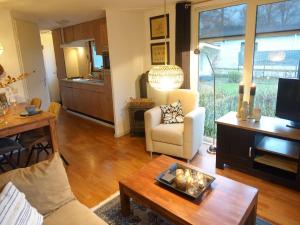 a living room with a couch and a table at Vechtdal Chalet de Eik in Rheezerveen