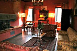ein Wohnzimmer mit Sofas und einem Tisch sowie eine Küche in der Unterkunft Villa Marisel in Gricignano