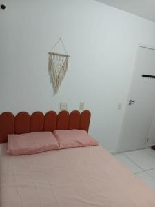a couch in a room with a basketball hoop at Apto aconchegante próximo à UFS in São Cristóvão
