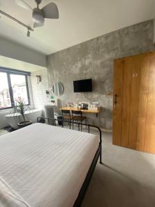 a bedroom with a bed and a table with chairs at Silvan Garden Retreat in Tanah Rata