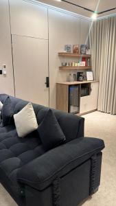 a black couch sitting in a living room at شقة مفروشة أنيقة وهادئه in Al Ahsa