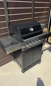 a barbecue grill sitting on top of a table at Villa Loggia in Ferendináta