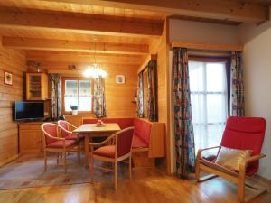 uma sala de jantar com mesa e cadeiras em Haus Helene im Öko-Feriendorf em Schlierbach