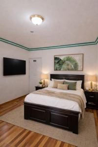 ein Schlafzimmer mit einem großen Bett und einem Flachbildfernseher in der Unterkunft Mozard Hotel in Cayes Jacmel
