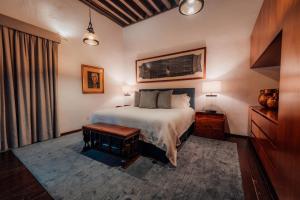 ein Schlafzimmer mit einem Bett und einem Tisch darin in der Unterkunft Antiguo Molino de San Jerónimo in Mexiko-Stadt