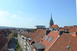 einen Blick auf die Dächer von Gebäuden in einer Stadt in der Unterkunft M&A Cityapartments Hildesheim in Hildesheim
