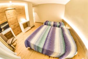 A bed or beds in a room at Grand Hotel Europa Rivisondoli Centro