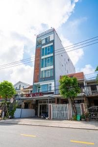 a building on the corner of a street at Khách sạn SIC Quảng Bình in Dong Hoi