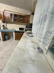 a kitchen being remodeled with a large wall at Pousada Peruibe Praia Centro in Peruíbe +5 photos