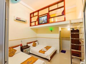 a room with two beds and a bunk bed at Khách Sạn Hiệp Sĩ Lý Sơn in Ly Son +21 photos