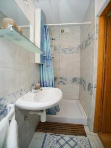 W łazience znajduje się umywalka, wanna i prysznic. w obiekcie Apartment Krianca w mieście Zadar