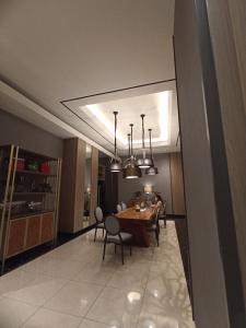 una sala da pranzo con tavolo e sedie di Bima Hotel a Surabaya