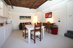 kuchnia i jadalnia ze stołem i krzesłami w obiekcie LHP Suite Roma Trastevere w Rzymie