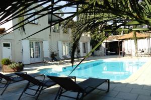 Πισίνα στο ή κοντά στο Chez Isabelle et Guy B&B