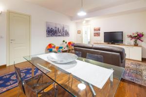 Una televisión o centro de entretenimiento en Cattaneo Arena Apartaments 16 fotos más
