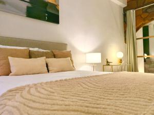 a bedroom with a large white bed with pillows at Mansionality Group in Tlalpujahua de Rayón