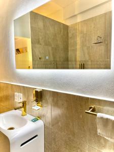a bathroom with a sink and a mirror at Mansionality Group in Tlalpujahua de Rayón