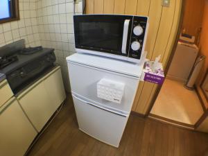 京都的住宿－嵐山竹旅館，厨房里冰箱上面的微波炉