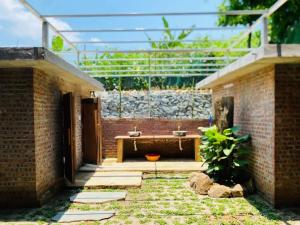 a courtyard with a wooden table in a brick building at Homestay-pickleball in Ðồng Vo +2 photos