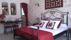 Ένα ή περισσότερα κρεβάτια σε δωμάτιο στο Chez Isabelle et Guy B&B