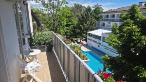 a balcony with a swimming pool on a building at Loft@Lounge in Grado-Pineta