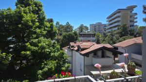 a view of a house with trees and buildings at Loft@Lounge in Grado-Pineta